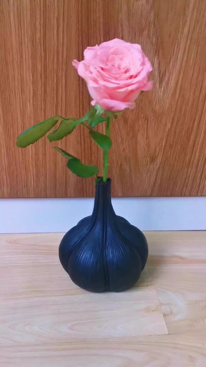 Minimalist geometric allicin vase